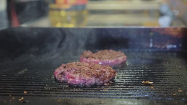 Ristorante Street Food Primo Piano Grigliate Hamburger Cotoletta Sulla Superficie — Video Stock