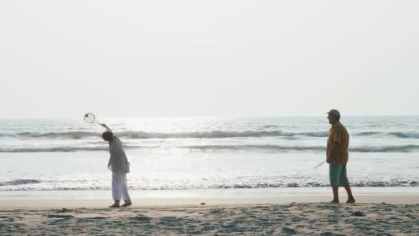 Coppia senior attiva che gioca a pallone tai chi in spiaggia al rallentatore . — Video Stock