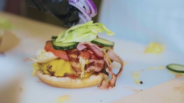 Chef hace una hamburguesa en restaurante de comida rápida — Vídeos de Stock