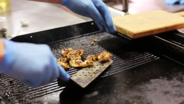 Close-up grelhar frango picado na superfície de fritura, enquanto chefe transformá-lo . — Vídeo de Stock