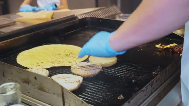 Szakács pirítós a zsemlét, a burger és a pita kenyér a grill gyorsétterem — Stock videók