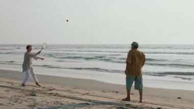 Tai chi ballon top kumsalda oynarken etkin üst düzey çift.