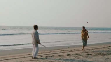 Tai chi ballon top kumsalda oynarken etkin üst düzey çift.