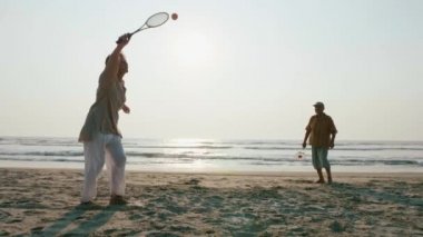 Tai chi ballon top kumsalda oynarken etkin üst düzey çift.