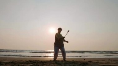 Tai chi balon topu sahilde günbatımı pratik kadın kıdemli