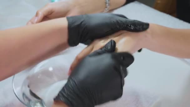 美容师做按摩与奶油的年轻女性客户在水疗沙龙 特写镜头 — 图库视频影像