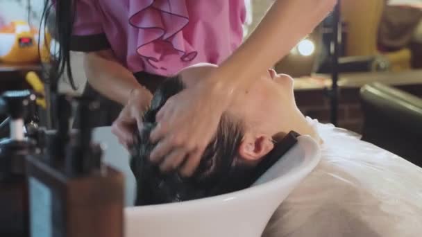 Frisören tvättar womans hår i skönhetsstudio. — Stockvideo