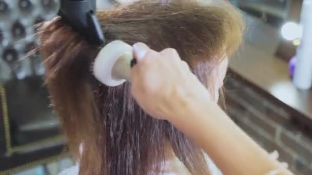 Coiffeur utilisant un sèche-cheveux avec technique de séchage professionnelle — Video