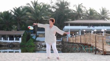Tai chi balon topu açık pratik üst düzey kadın