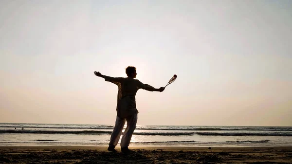 Tai chi balon topu sahilde günbatımı pratik kadın kıdemli — Stok fotoğraf