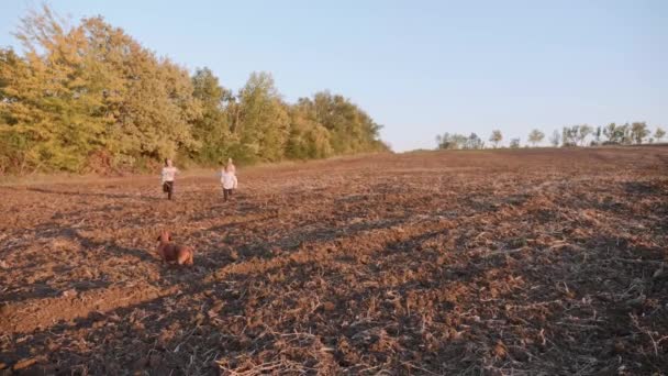 Campesinos niños corriendo en el campo — Vídeo de stock