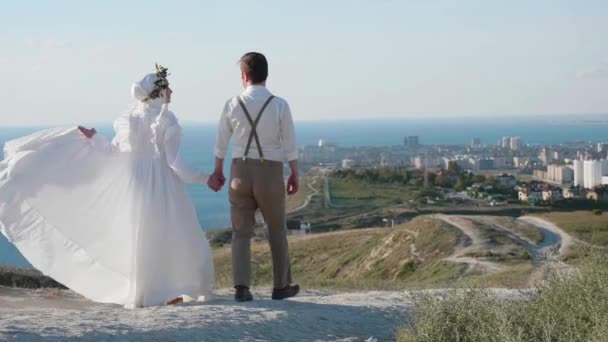 Två älskande hålla händer och gå på vägen med vackra stadsbilden — Stockvideo