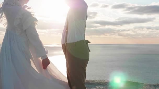 Jeune joli couple asiatique dansant sur la falaise haute au ralenti — Video
