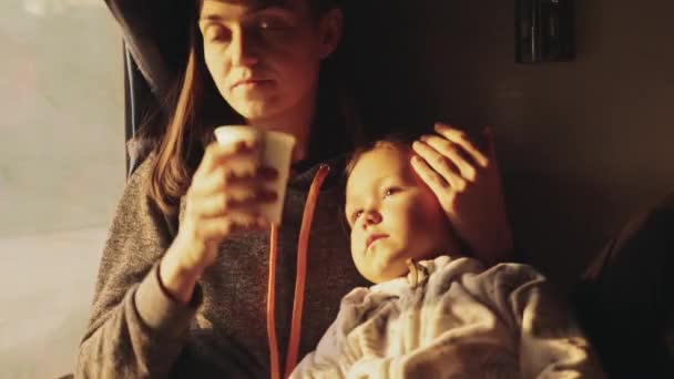 Joven madre con hija pequeña viajando en tren indio juntos — Vídeos de Stock