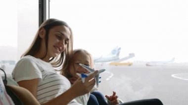 Annem ve onun kızı plaing ile Havaalanı Terminal birlikte oyuncak uçak