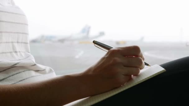 Mujer Joven Escribiendo Notas Viaje Diario Con Aviones Fondo Primer — Vídeos de Stock