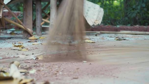 Primo piano di una donna spazza un foglie secche all'aperto — Video Stock