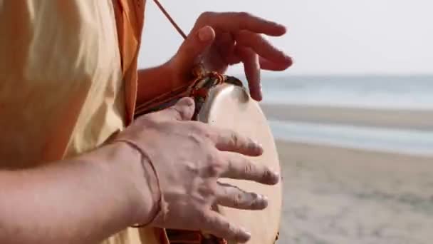 Ο άνθρωπος παίζει σε ένα τύμπανο με τα χέρια του, εσωτερικη. Χέρια πατώντας ένα μικρό τύμπανο — Αρχείο Βίντεο