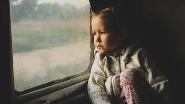 Серьезная Маленькая Девочка Путешествующая Железной Дороге Выглядывающая Окно Азиатском Поезде — стоковое фото