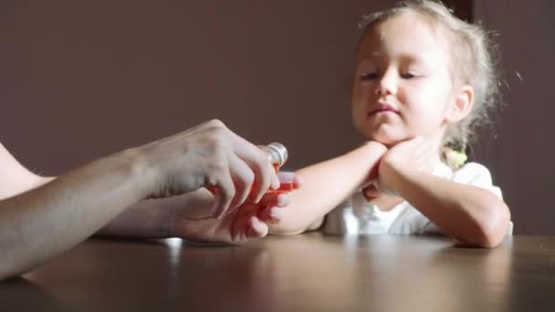 Matka, nalil medicínu sirup do odměrka pro své nemocné dítě. — Stock video