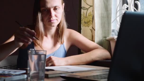 Jeune femme dessin avec aquarelle peintures à la maison — Video