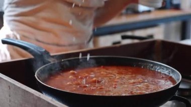 Domates soslu spagetti üzerinde pan, yakın çekim kızartma için pişirme