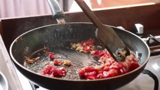 Cozinhar molho de tomate para espaguete na frigideira, close-up — Vídeo de Stock