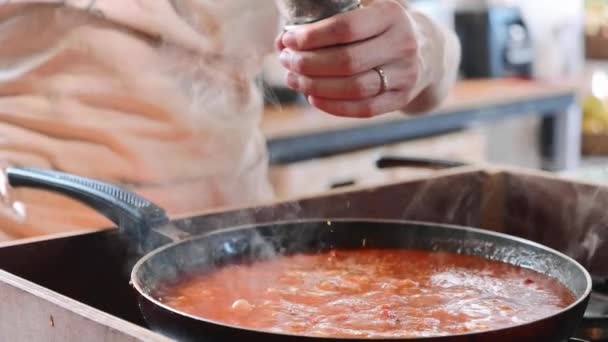 Cocinar la salsa de tomate para espaguetis en la sartén, de cerca — Vídeos de Stock