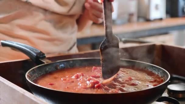 Cocinar y revolver la salsa de tomate para espaguetis en la sartén, de cerca — Vídeo de stock