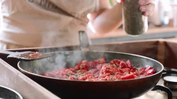 Приготовление томатного соуса для спагетти на сковороде, крупным планом — стоковое видео