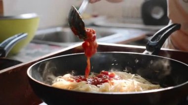 Cook tavada spagetti domates sosu ekleme yakın çekim