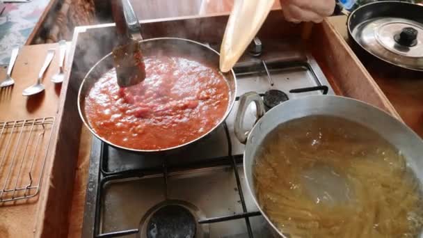 Μαγείρεμα και ανακατεύοντας σάλτσα ντομάτας για μακαρόνια στο τηγάνι — Αρχείο Βίντεο