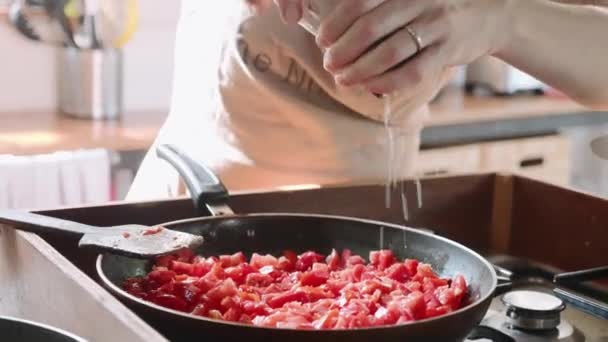 Főzés spagetti a sütés serpenyőben, közeli Paradicsom szósz — Stock videók