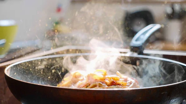 Cocine poner hojas de albahaca en espaguetis con salsa de tomate rojo en la sartén —  Fotos de Stock