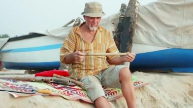 Komuta sizde oturur ve seçme bambu keser el işi flüt yapmak için