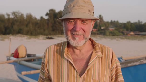 Portrait de pêcheur senior en chapeau près de son bateau de pêche - Sicile — Video