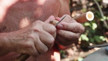 Komuta sizde bir el işi flüt, yakın çekim yapmak için cork keser