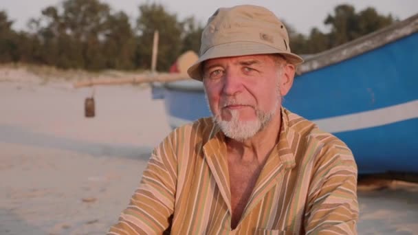 Retrato de pescador senior con sombrero cerca de su barco de pesca - Sicilia — Vídeos de Stock