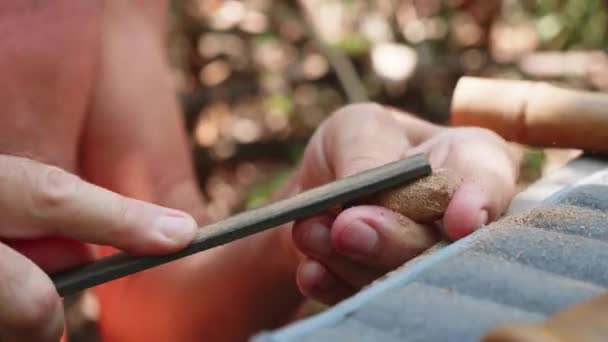 Cork bir el işi flüt, yakın çekim yapmak için dosya tarafından komuta sizde biler — Stok video