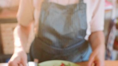 Egzotik tatlı salata sebze ve meyve ile hizmet veren kadın aşçı Close-up