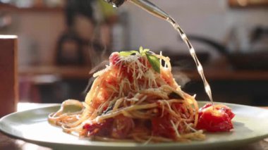 Plaka üzerinde hizmet spagetti yemek