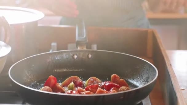 Friture de fruits au caramel dans une poêle, gros plan.