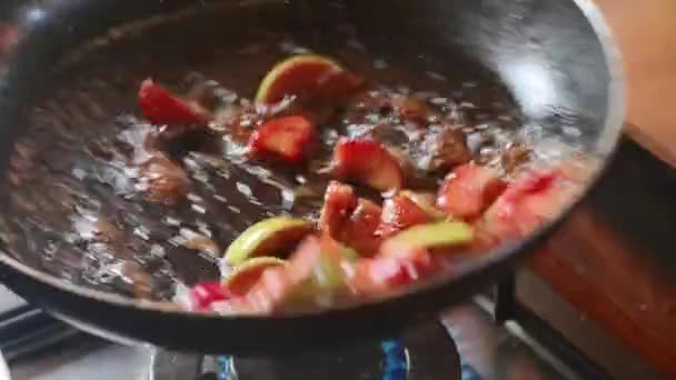 Φρούτα τηγανισμένα με καραμέλα στο τηγάνι, κοντά σε αργή κίνηση — Αρχείο Βίντεο