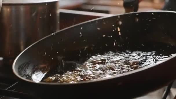 Таяние коричневого сахара в растительном масле на сковороде для приготовления десерта, крупным планом — стоковое видео