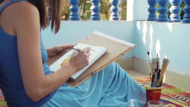 Jeune artiste féminine peignant un ananas à l'aquarelle — Video