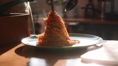 Plaka üzerinde hizmet spagetti yemek