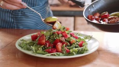 Egzotik tatlı salata sebze ve meyve ile hizmet veren kadın aşçı Close-up