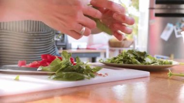 Kadın taze meyve ve sebze salatası yapmak