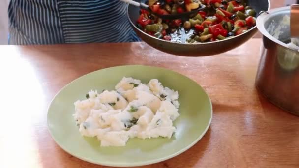 Gros plan sur la cuisson de la purée de pommes de terre préparée avec des herbes dans une assiette blanche. — Video