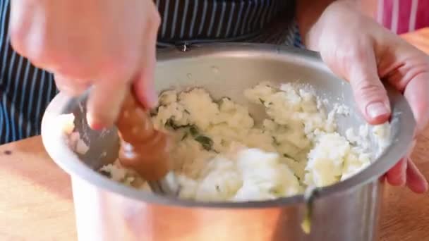 在家庭厨房的盘子里捣碎土豆 — 图库视频影像